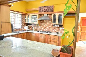 Cheerfull 4 Bedroom Home with free parking - Image 5