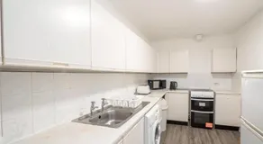 Spacious city center main door 3 bedrooms flat - Image 3