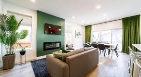 9BDRM Chic Luxury Retreat-Hot Tub-BBQ-Sleeps 23! - Image 3