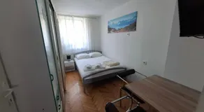 Slatka sobica za dvoje sa upotrebom zajednicke kuhinje i kupaonice - Image 2