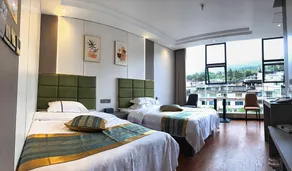 Four Seasons Golden Resources Hotel - Image 2