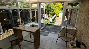 Redwing Retreat - Luxury 2 Bed House - Sleeps 6 - Short Walk to Bicester Village Shops, Train Station and Town Centre with Garden and Driveway Parking - Image 2