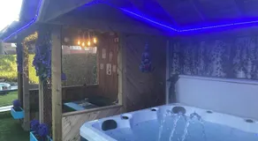 6 Bed-Sleeps 12-Hot Tub-Free Parking-Pet Friendly - Image 3