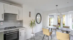 Luxurious 3 Bed House with Free Parking - Image 5