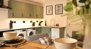 Five bedroom house with parking - Image 3