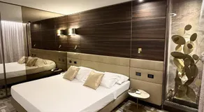 Iris Hotel - Image 2
