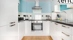 COZY 2 BED Apt, town centre, pkg, perfect for long stays - Image 2
