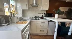 Modern 1BR Flat, Parking , Garden, Sleeps 4 - Image 4