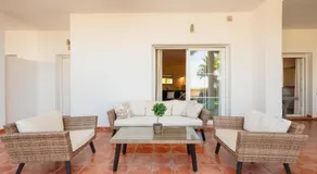 Sea view apartment with private garden and jacuzzi in Balcones del Lago, Istan - Image 5