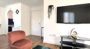 4 beds spacious Apartment, with Parking & WIFI, CHAFFORD HUNDRED, near station & shopping, long stays! - Image 2