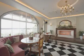 Mayfair Suites - Image 2
