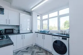 Luxury 3-Bed Apt with Terrace |  7 Mins to Airport - Image 5