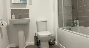 Newly Refurbished Large Apartment With Huge Garden - Image 2