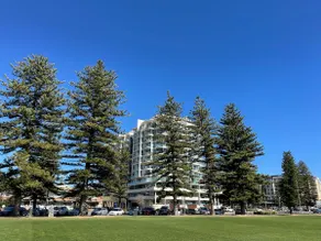 Glenelg resort style beachside apartment - Image 4