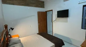 Apartamento minimalista con balcón - Image 4