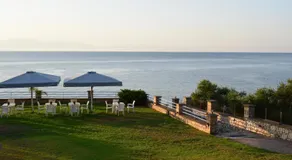 Alexandros Beachfront Apartments near Petalidi with Private Sunbeds & Sea View - Image 3