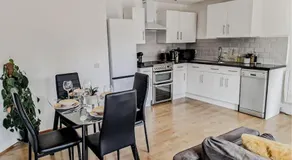 Comfy 2 bed Flat with free Parking, close to Tube - Image 2