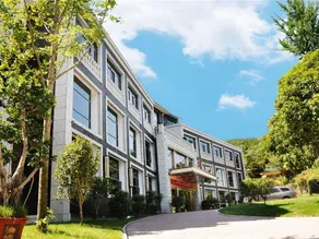 Lake Home Hotel - Image 2
