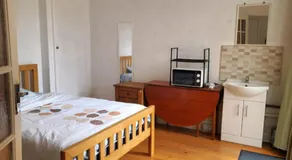 Double Room in Winton - Image 5