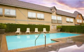 Folk Inn Ontario Airport - Image 2