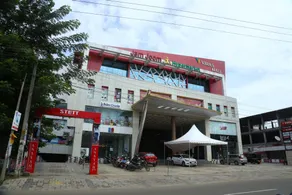 Vavas Inn & Suites - Image 1