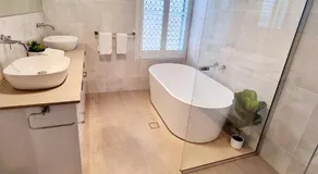 Large and Private Executive Home - Secure parking for boats - Image 2
