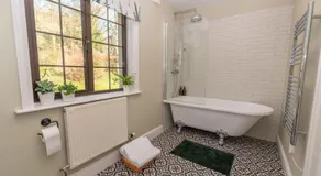 Nutsford House Bed & Breakfast - Image 2