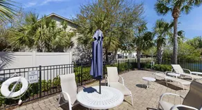 Charming southern townhouse w/enclosed yard & access to community pool - Image 4