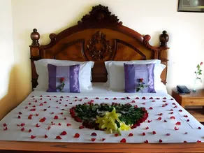 Lux Guesthouse - Image 2