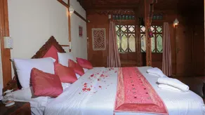 Naaz Kashmir Luxury Houseboat - Image 2