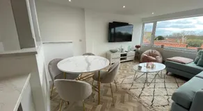 Lees Lookout Holt ,2 bedroom luxury apartment with private parking - Image 2