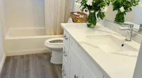 Big bedroom shared bathroom - Image 2