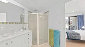 Moana Seaside Retreat - 2 Bedroom, spa , living area & pet friendly - Image 2