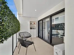 Peaceful 1-bed Unit in Leafy Yokine - Image 4