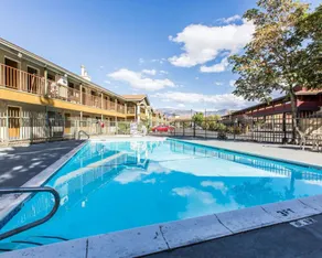 Comfort Inn Bishop - Image 2