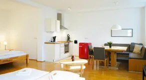 Wohnensemble mit 3 separaten Bereichen- 2 Küchen- 3 Badezimmer- 10 Personen- Garten- Parkplatz - Image 2