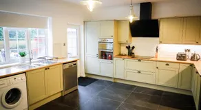 Spacious 4 Bed House Sleeps 8 in Quorn Near Loughborough - Image 3