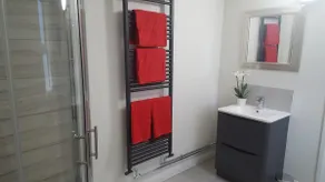 Central, spacious Atrium Apartments - Image 4