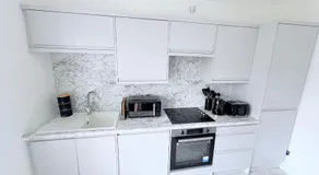 Cozy 3 Bed Home, Free Parking 8 min to City Centre - Image 3