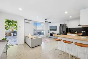 Spacious 1-Bed Apartment in Coolangatta - Image 5
