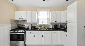 Spacious & Stylish 2BR Apartment Near Manhattan - Image 2