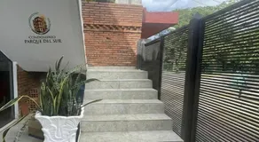 Apartamento minimalista con balcón - Image 2