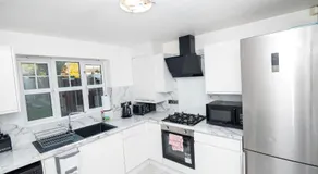 Elegant and Modern Apartment 3 Double Bedroom Near City Centre Entire House Parking - Image 3