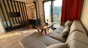 Green Hill Apart - Image 2