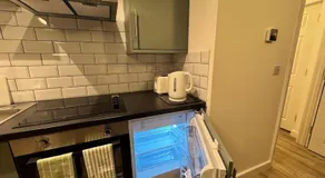 Town centre 1 Cozy king size bed ensuit shower - Image 4
