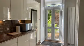 Lovely main door 2 bed apartment - Image 2