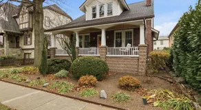 Charming 4BR Bungalow - Steps to Clarendon METRO - Image 4