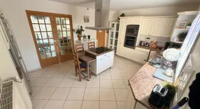 LA LUMINEUSE Suite 2 Chambres Spacieux avec Toilette et Salle de Bain Privée - Image 4
