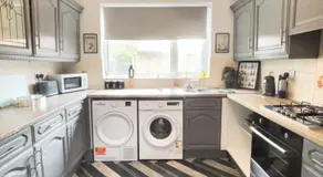 Comfy Castleton Haven - 3 BEDROOM accommodation near M62 & M60 Motorways and Easy access to Manchester City Centre - Netflix and free high speed WIFI - Image 3