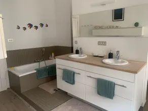 Inviting 2-bedroom suite  for up to 5 people with spacious bathroom - Image 2